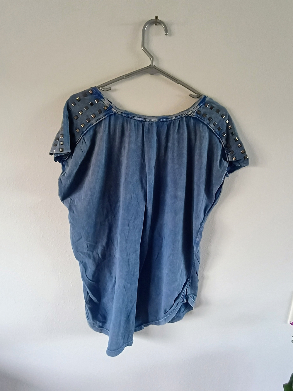 Rock & Republic Blue Studded Shoulder Chambray Style Cotton Top Large - Picture 4 of 6